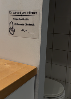 En sortant des toilettes
