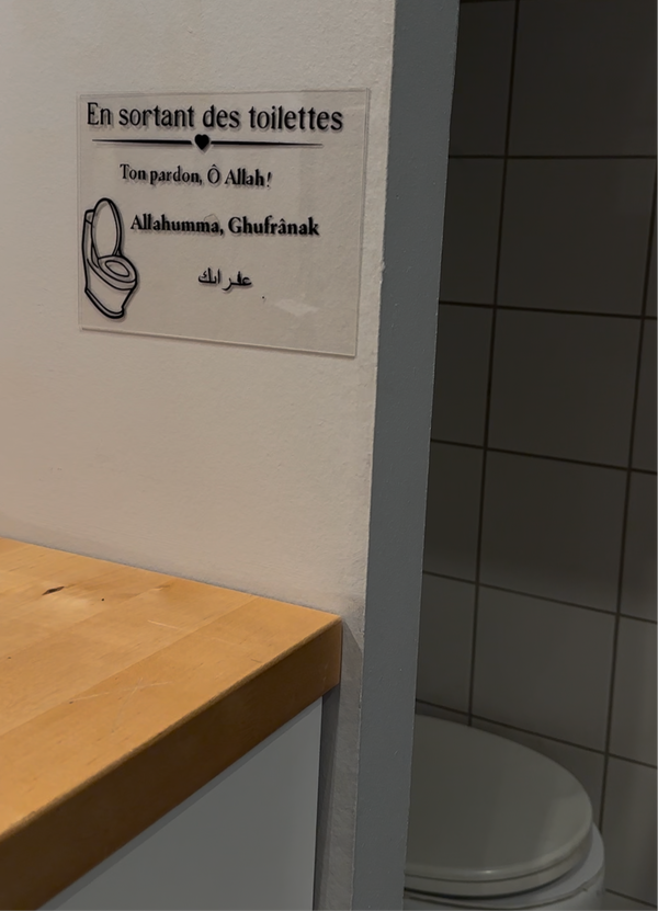 En sortant des toilettes