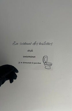 En sortant des toilettes