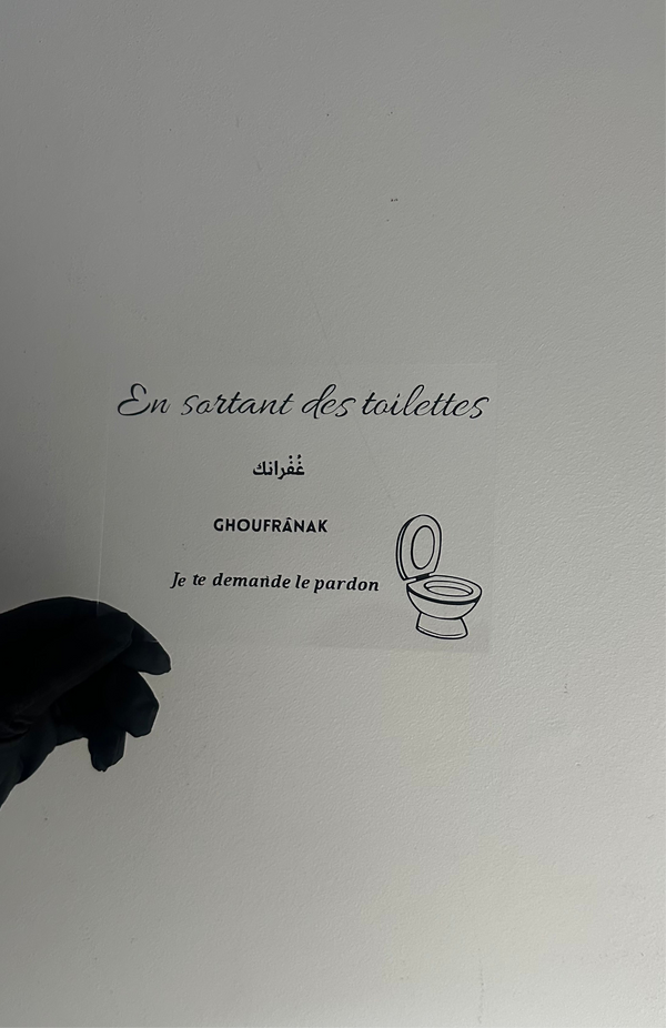 En sortant des toilettes