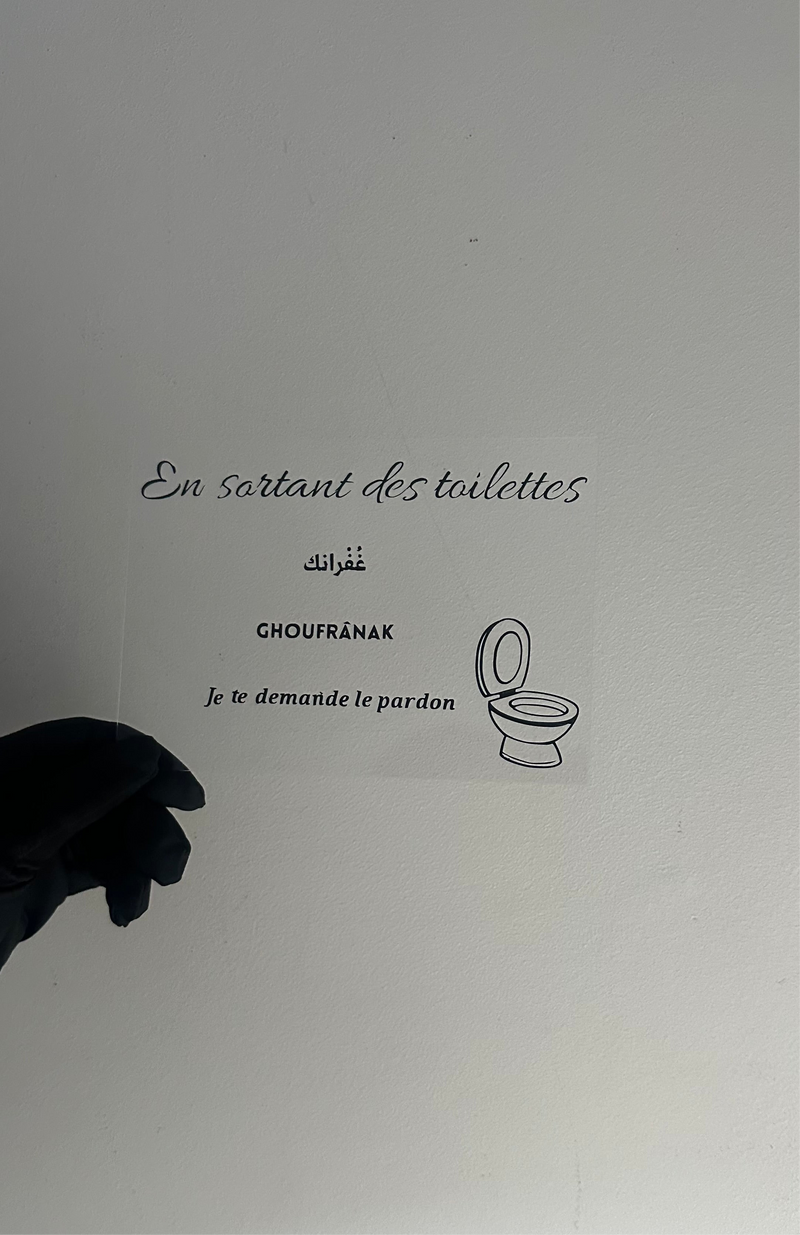 En sortant des toilettes